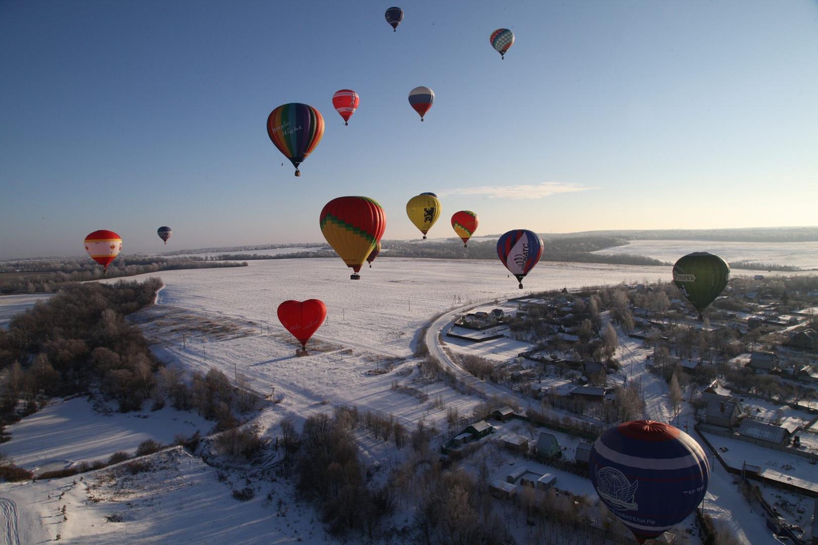 Гонка на воздушных шарах. Нижний Новгород полет шар. Аэростаты Нижний Новгород. Полет на воздушном шаре зимой. Воздушные шары аэростаты.