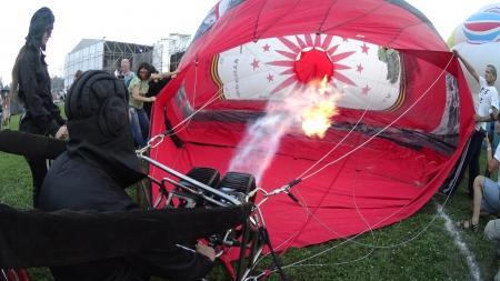 Небесная ярмарка - 2015. Казанский Кремль и фотоархив Уральского добровольческого танкового корпуса времен войны взмыли в небо в Кунгуре