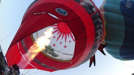 Небесная ярмарка - 2015. Казанский Кремль и фотоархив Уральского добровольческого танкового корпуса времен войны взмыли в небо в Кунгуре