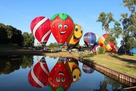 Международная встреча воздухоплавателей в Великих Луках радует зрителей не только красивыми полетами, но и необычными аэростатами