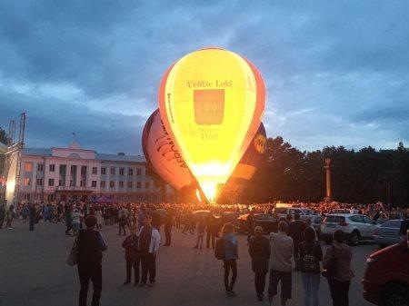 Красивую точку 23-й Международной встречи воздухоплавателей в Великих Луках поставило ночное свечение аэростатов