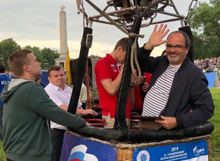 Президент Международного общества наук о спорте и здоровье из Франции совершил полет на аэростате в Великих Луках