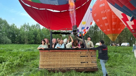 Разгоняя тучи...