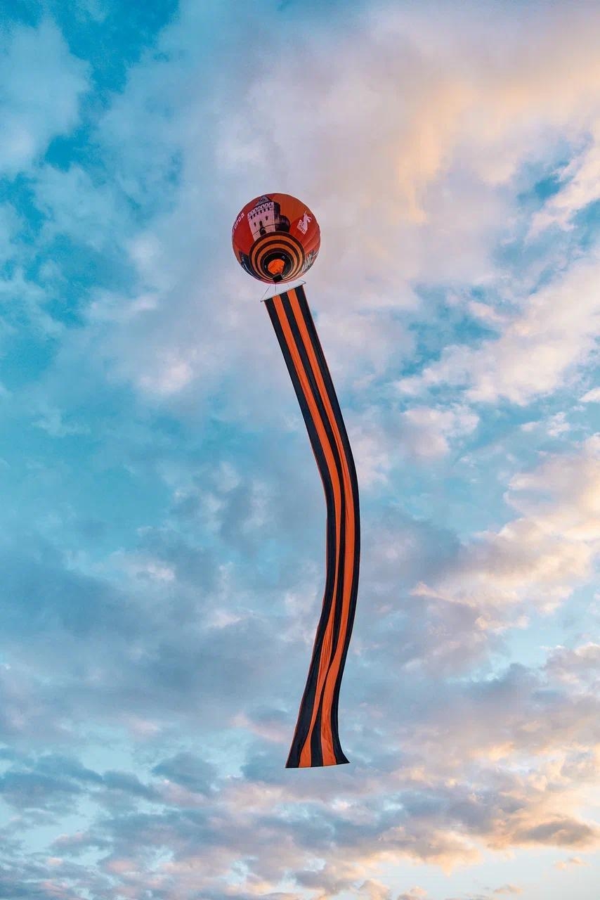 Полёт с подвесной системой "Георгиевская лента" длиной 80 метров