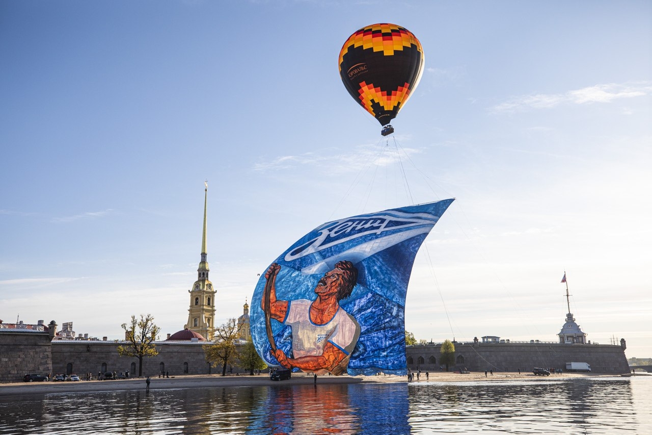 Подъём самого большого баннера