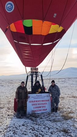 После посадки приехали Хакасы чтобы выяснить происхождение НЛО в небе, ну и заодно сфотографироваться ))